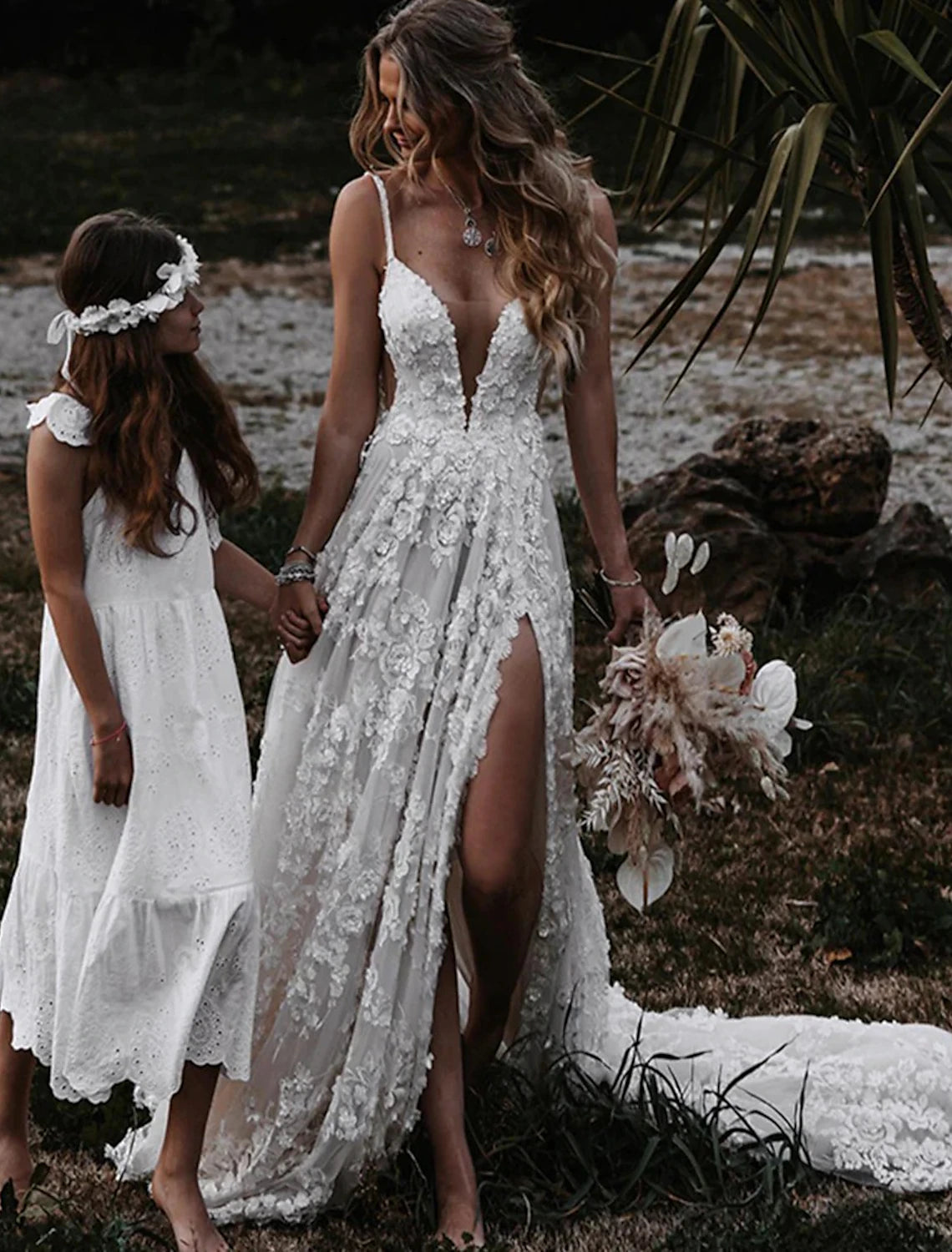 Buyishang Beach Sexy Boho Wedding Dresses A-Line Sweetheart Camisole Spaghetti Strap Court Train Lace Bridal Gowns With Appliques Split Front